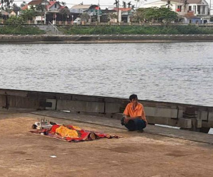 Xót xa cảnh người bố bần thần, đau đớn bên thi thể con trai bị đuối nước: Vừa được tặng chiếc tủ sách mới còn chưa kịp dùng