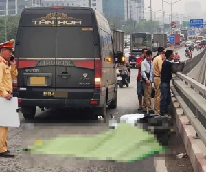 Va chạm với ô tô trên cầu vượt Mai Dịch, nữ tài xế xe ôm công nghệ tử vong