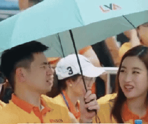 Chồng chủ tịch của Đỗ Mỹ Linh bị soi cầm ô nghiêng hẳn về phía mình, để vợ chịu nắng: Thực hư thế nào?