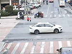 3 đứa trẻ mới biết đi lang thang trên đường đông đúc khiến người đi đường lo lắng