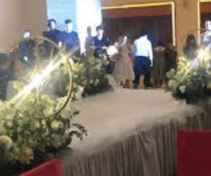 Chú rể ôm bạn gái cũ mặc váy cưới tiến vào lễ đường khiến cô dâu 'chết đứng', quan khách ngỡ ngàng