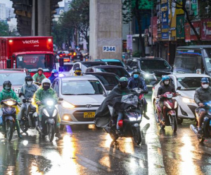 Không khí lạnh tràn về, người Hà Nội chật vật di chuyển trong gió mạnh