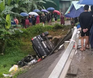 Xe máy va chạm ô tô bán tải ở Hà Tĩnh, 3 người thương vong