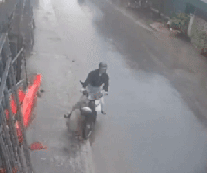 Cô gái kể khoảnh khắc vứt xe máy, tránh khối gỗ nặng 5 tấn rơi từ ô tô để thoát thân