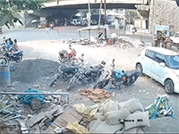Xe bồn lao từ trên cầu vượt xuống đất khiến người đi đường kinh hãi