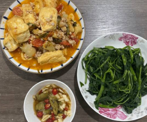 Vợ chồng nấu mâm cơm chỉ 2 món, tiết kiệm tối đa từng bữa ăn