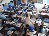 Xúc động hình ảnh thầy giáo bình tĩnh hướng dẫn học trú ẩn và đi đến nơi an toàn trong thảm họa động đất
