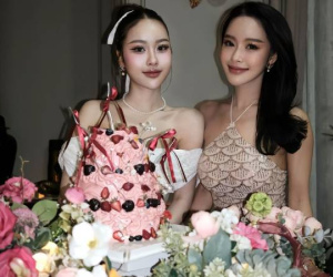 Sốc visual mẹ 45 tuổi - con 23 tuổi ở Lào: Màn 'bắn' tiếng Việt vèo vèo cùng gia thế khủng gây tò mò