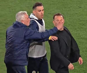 Mourinho gây bê bối mới khi bóp mũi đối thủ