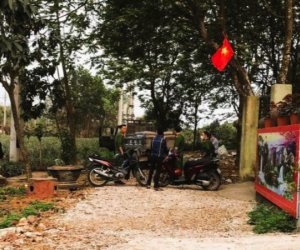 Xe chở vật liệu lùi cán tử vong một cháu nhỏ