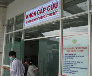 Nữ sinh liên tục la hét, tự bóp cổ, không nhận ra người thân