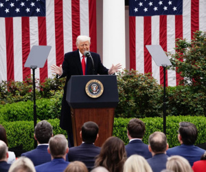 Tỷ lệ ủng hộ ông Trump sụt giảm, kinh tế Mỹ nguy cơ suy thoái vì đòn thuế mới