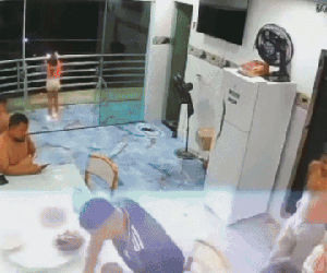 Bị điện giật, bé gái 7 tuổi ngã gục xuống nền nhà