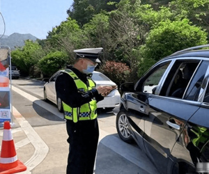 Người đàn ông bỏ hơn 1 tỷ đồng mua ô tô mới, vừa lái ra đường đã bị chặn lại, CSGT tuyên bố: Trừ điểm trên giấy phép lái xe và nộp phạt