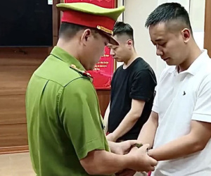 Bộ Công an tìm người mua kẹo Kera của Quang Linh Vlogs và Hằng Du Mục