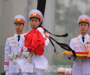 Treo cờ rủ Quốc tang đồng chí Khamtay Siphandone - Nguyên Chủ tịch nước CHDCND Lào