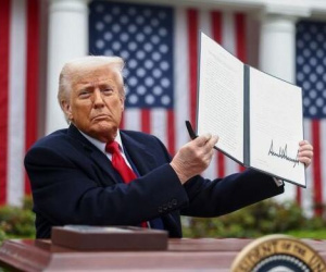 Ông Trump dự tính sẽ có thêm đợt áp thuế mới, cảnh báo 'mức thuế chưa từng thấy' với một ngành hàng