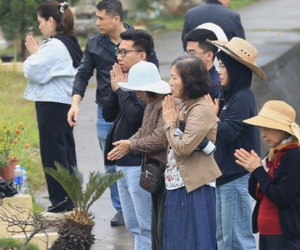 Người dân Hà Nội đi tảo mộ ngày Tết Thanh minh, nhiều người hối hận vì chưa kịp nói 'con yêu bố mẹ nhiều lắm'