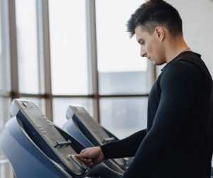 Huấn luyện viên mê phú bà, đẩy cả gia đình vào vực thẳm