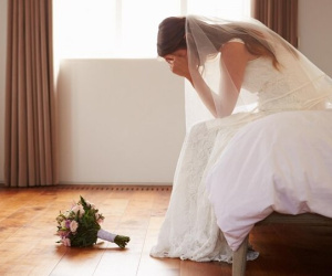 Đêm tân hôn, chồng bắt tôi ký cam kết không nhận tài sản, tôi mở tủ, lấy ra 2 thứ mà anh ta tái mét mặt mày