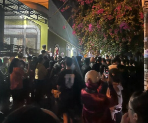 NÓNG: Đưa người mẹ giết con để trục lợi bảo hiểm về dựng lại hiện trường, ngàn người theo dõi