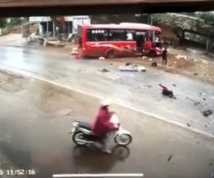 VIDEO: Nhiều người văng xuống đường khi xe khách va chạm kinh hoàng với xe đầu kéo