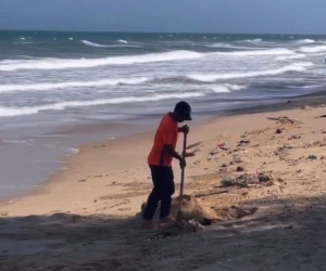 Clip 'nhân viên khu du lịch chôn rác trên bờ biển Mũi Né' khiến nhiều người sốc