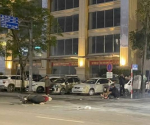 Đi xe máy cùng mẹ va chạm ô tô ngã xuống đường, cô gái trẻ bị cán tử vong