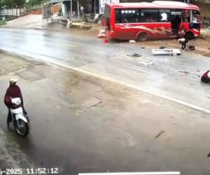 Xe khách tông ô tô tải làm 4 người văng ra ngoài: Tình trạng đăng kiểm các xe?