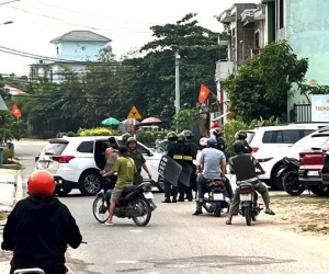 Người đàn ông cầm súng khống chế đôi nam nữ, cố thủ trong phòng trọ ở Bình Dương