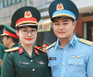 Khoảnh khắc hội ngộ xúc động của vợ chồng quân nhân sau 2 tháng luyện tập cho lễ 30/4