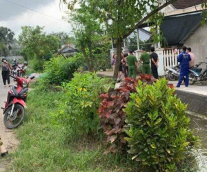 Đi chợ về, mẹ phát hiện con gái 2 tuổi tử vong dưới mương nước gần nhà