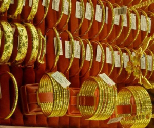 Giá vàng miếng SJC, vàng nhẫn rớt mạnh, có nên mua vào?