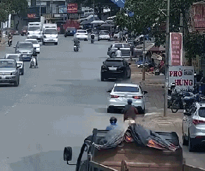 Clip: Xe Lexus lao lên vỉa hè, tông bay một người đàn ông