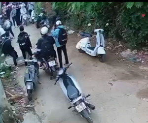 Nữ sinh lớp 10 bị bạn khác trường đánh túi bụi