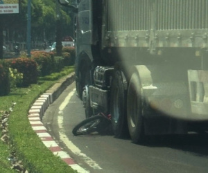 Chồng ôm thi thể vợ khóc ngất giữa đường