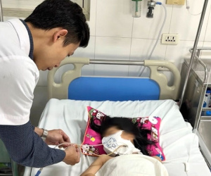 Bé gái bị chó nhà nuôi 12 năm cắn thủng thực quản