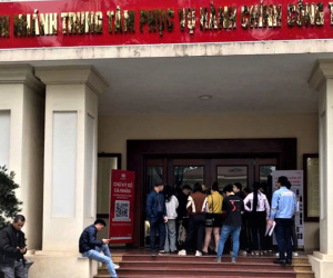Người dân 'đổ xô' đi làm thủ tục đăng ký đất đai vì lo không còn cấp huyện