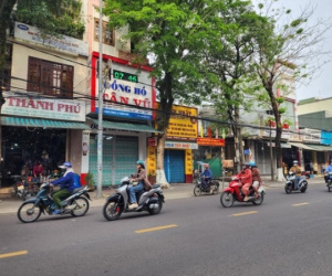 Nam thanh niên bị truy sát, chém rơi khỏi xe tử vong