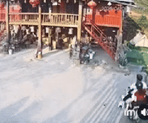 Kinh hoàng clip xe máy chở đôi nam nữ 'lao như tên bắn' vào nhà sàn, dân mạng đổ dồn sự chú ý vào tình trạng của cô gái