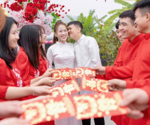 Người đàn ông Thanh Hóa cưới cô gái kém 19 tuổi sau màn 'tấn công' thần tốc