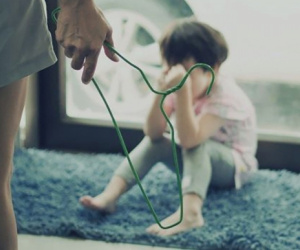 Cháu gái bỗng khóc thét khi bị chạm vào lưng, bà nội bật khóc khi phát hiện sự thật sau lớp áo
