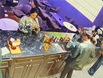 Nhân viên nhà hàng suýt khiến khách bỏng nặng khi pha chế cocktail