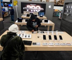 Ông Trump miễn thuế đối ứng với smartphone, máy tính, chip