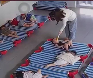 Clip trẻ mầm non bị xách ngược chân, hành hạ dã man: Chủ cơ sở mầm non khóc lóc, xin lỗi vì lỡ tay, nói lý do khó chấp nhận