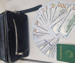 Ví chứa 8.000 USD bị bỏ quên ở sân bay