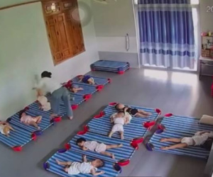 Trẻ 20 tháng bị bảo mẫu bạo hành: Tối thường hay có biểu hiện lạ, hoảng sợ