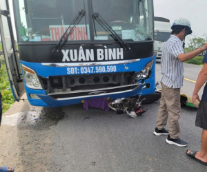 Xe máy bị cuốn vào gầm ô tô, 2 người đàn ông tử vong