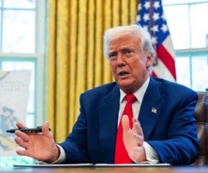 Ông Trump nói Mỹ sẽ tặng tiền và vé máy bay cho những người 'tự trục xuất'