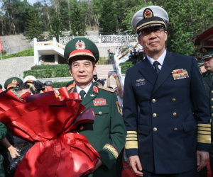 Bộ trưởng Quốc phòng Trung Quốc đón Bộ trưởng Quốc phòng Việt Nam ở biên giới